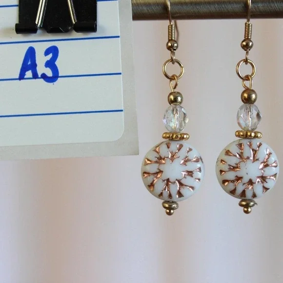 Handmade Snowflake Beaded Dangle Drop‎ Earrings Gold Tone Hooks Winter Christmas - Picture 3 of 3